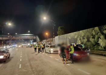 Anggota JPJ Johor melakukan Ops Ambang Tahun Baru di seluruh negeri Johor malam semalam.-IHSAN JPJ JOHOR