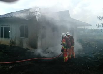 Anggota BBP Pontian sedang melakukan operasi pemadaman api kebakaran sebuah rumah di Kampung Parit Panjang, Ayer Baloi, Pontian petang semalam. -IHSAN BOMBA