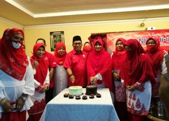 MOHAMED Khaled Nordin memotong kek selepas merasmikan Mesyuarat Persidangan Wanita UMNO bahagian Pasir Gudang di sini hari ini