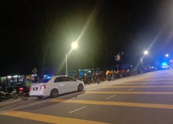 PENUNGGANG dan pembonceng motosikal yang ditahan dalam operasi membanteras pelesit rempit di Georgetown, Pulau Pinang malam tadi diarah menolak motosikal sejauh lima kilometer sehingga ke Balai Polis Bayan Baru.