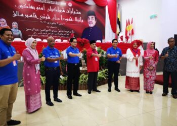 TAJUDDIN Abdul Rahman menerima cenderahati daripada Ketua Wanita UMNO Pasir Salak, Datuk Dr. Wan Noashikin Wan Noordin pada mesyuarat perwakilan Wanita, Pemuda dan Puteri UMNO Pasir Salak dekat Chenderong Balai semalam. - UTUSAN/SHAARANI ISMAIL