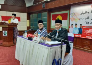 AHMAD TAJUDDIN (kiri) ketika berucap pada Mesyuarat Perwakilan UMNO Bahagian Paya Besar di Dewan Sri Semuji, Agro Resort Semuji di Kuantan, Pahang hari ini.