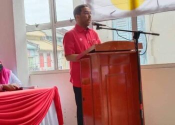 AZHAR Ahmad ketika berucap merasmikan mesyuarat perwakilan UMNO Bahagian Beruas di Pejabat UMNO Beruas hari ini.