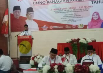 JAHAYA Ibrahim ketika berucap merasmikan mesyuarat perwakilan UMNO Bahagian Kuala Selangor di Kompleks UMNO di Kuala Selangor, Selangor semalam. - UTUSAN/ISKANDAR SHAH MOHAMED