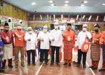 ABDUL AZEEZ Abdul  Abdul Rahim (empat dari kanan) bergambar kenangan dengan  Jawatankuasa Pas Bahagian Baling selepas merasmikan Mesyuarat Perwakilan UMNO Bahagian Baling di Baling hari ini. UTUSAN/NORLIA RAMLI