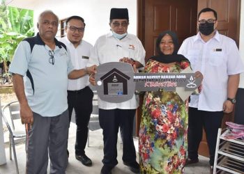 MUSTAFFAR Kamal Ab. Hamid (tiga dari kiri) menyerahkan replika kunci RRP kepada Teh Embong, 65, di Kampung Tiram, Kuantan, Pahang.