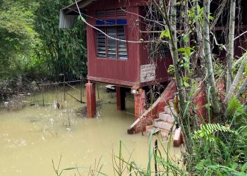 KEADAAN banjir di sekitar Hulu Bernam, Hulu Selangor, Selangor, hari ini. -Ihsan Bomba