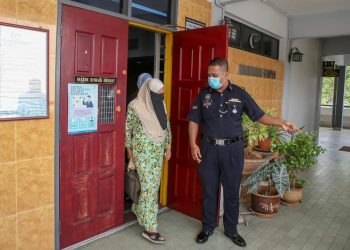 SEORANG pengusaha homestay dibawa ke Mahkamah Sesyen Kangar, Perlis oleh pihak SPRM berkenaan kes tuntutan palsu di sini hari ini.- UTUSAN/SHAHIR NOORDIN