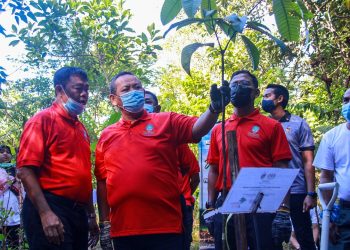 AMINUDDIN Harun (dua, dari kiri) hadir menyempurnakan Program Kempen Penanaman 100 Juta Pokok 2021-2025 Peringkat Negeri Sembilan di Hutan Simpan Angsi-Berembun di Jalan Lama Bukit Putus, Seremban hari ini.-UTUSAN/MUHAMMAD IZZAT TERMIZIE.