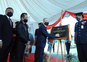 WEE Ka Siong (dua dari kanan) menandatangani plak perasmian majlis pecah tanah pembangunan litar latihan dan ujian memandu Akademi Pengangkutan Jalan Malaysia di Tiang Dua, Jasin, Melaka. - UTUSAN/ RASUL AZLI SAMAD