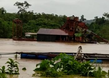 SEBUAH pam pasir yang hanyut selepas terputus ikatan ekoran arus deras di Jerantut Pahang semalam