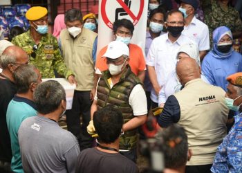 AL Sultan Abdullah Ri'ayatuddin Al Mustaffa Billah Shah (tengah) beramah mesra dan menyampaikan sumbangan kepada mangaa banjir di PPS SMK Maran di Maran, Pahang hari ini.