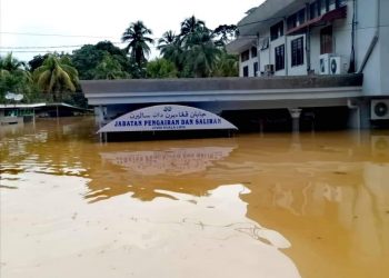 BANGUNAN Pejabat Jabatan Air dan Saliran Daerah Lipis turut ditenggelami banjir ketika kejadian hari ini berikutan keadaan banjir yang masih belum surut di negeri ini. -UTUSAN/MOHD. SHAHRULANOOR ISHAK