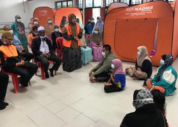 SITI Zailah Mohd. Yusoff bertanya khabar mangsa banjir ketika meninjau PPS Bertam Baru, Gua Musang, Kelantan hari ini.-UTUSAN/ AIMUNI TUAN LAH