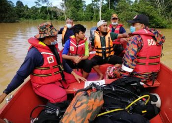 ANGGOTA bomba membawa seorang mangsa yang terselamat bagi mengenal pasti lokasi kejadian dan mencari Uqail Iskandar Zulkernain yang hilang dibawa arus deras di Kampung Gintong di Jerantut, Pahang.