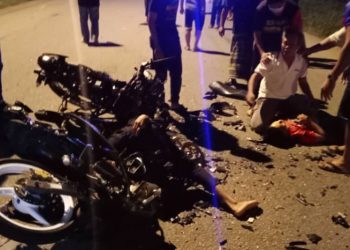 KEADAAN kemalangan membabitkan dua penunggang motosikal yang maut selepas bertembung sesama sendiri di Kilometer 42, Jalan Tampin-Gemas berhampiran Taman Pinggiran Felda, Tampin, malam semalam.-IHSAN Polis