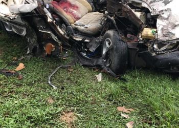 KEADAAN kereta Nissan Sunny yang dipandu oleh Taxlamsyah Nurul Hayat Piee yang remuk selepas terlibat dalam kemalangan di Jalan Ruat, Yan hari ini.