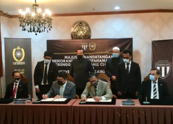 AHMAD SAMSURI Mokhtar (tengah) menyaksikan pemeteraian MoU antara Terengganu FC Sdn. Bhd. dan Universiti Sultan Zainal Abidin (Unisza) di Wisma Darul Iman di Kuala Terengganu hari ini. - UTUSAN/TENGKU DANISH BAHRI TENGKU YUSOFF