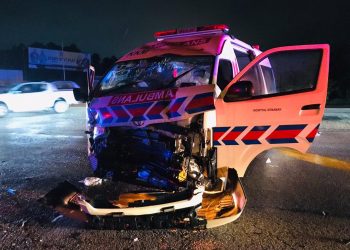 KEADAAN ambulans yang membawa wanita hamil selepas terlibat kemalangan dengan sebuah treler di Kilometer 140, Jalan Kuantan-Terengganu di persimpangan lampu isyarat berhadapan Eastern Steel di Kemaman semalam.