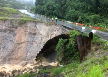 RUNTUHAN tanah di laluan FT 36 Jalan Aring 8-Kenyir-Kuala Jeneris di Hulu Terengganu hari ini.