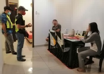 PEGAWAI penguat kuasa PADK sedang menyoal siasat pasangan yang dicekup dalam operasi pencegahan maksiat di Padang Serai, Kulim hari ini