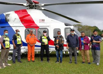 HANAFIAH Mat (empat, kanan) bersama Roslee Chik (empat, kiri) sebelum membuat  tinjauan keadaan banjir melalui udara di Kemaman hari ini.