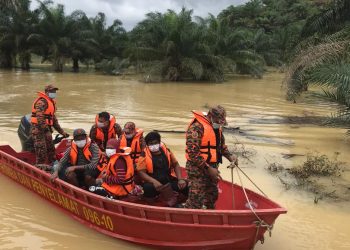 DUA pekerja syarikat pembalakan di kawasan Hutan Cherul di Kemaman diselamatkan pihak bomba selepas terperangkap kira-kira seminggu berikutan jalan keluar yang dinaiki air.