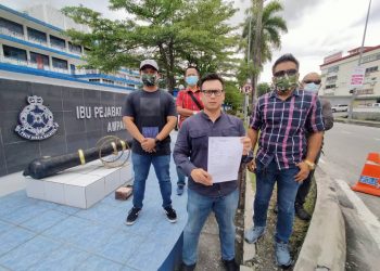 ZULHAFIZ Hanafiah (depan) hadir membuat laporan di IPD Ampang bagi meminta polis menyiasat  surat akuan bersumpah sebagaimana dakwaan Annuar Musa, di sini hari ini.