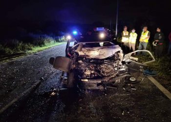 KENDERAAN Perodua Kancil yang dipandu mangsa remuk selepas terbabit dalam kemalangan membabitkan tiga buah kenderaan di selekoh Jalan Salak/Sepang awal pagi, tadi. - GAMBAR IHSAN BOMBA