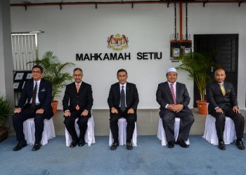 TAKIYUDDIN Hassan (tengah) bergambar di hadapan Mahkamah Sesyen/Majistret Setiu yang baharu di Sungai Tarom di Setiu hari ini. - UTUSAN/PUQTRA HAIRRY ROSLI