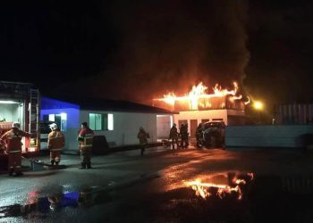 ANGGOTA bomba sedang memadamkan api di sebuah stor penyimpanan tayar di Sungai Besar, Sabak Bernam, Selangor pagi tadi.