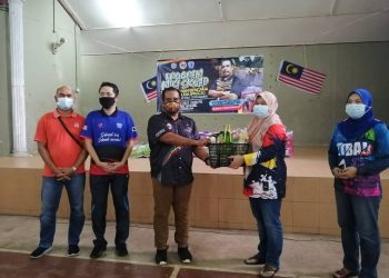 MOHD. IZWANDY Ismail (tiga dari kiri) semasa Program Misi Skuad Sukarelawan Bencana Rakan Muda (Pasca) Peringkat Hulu Terengganu di Kampung Basung, Hulu Terengganu hari ini.-UTUSAN/ NOOR HAYATI MAMAT