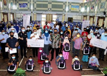 DR. Nizar Sudin (berdiri depan, empat dari kanan) dan Mohd. Salim (berdiri depan, enam dari kanan) bersama sebahagian daripada 40 daripada 200 murid dan pelajar sekolah di Parlimen Jempol yang terpilih menerima sumbangan sempena Majlis Perasmian Program 'Back to School 2021' @ KPLB Parlimen Jempol di Maktab Rendah Sains Mara (MRSM) Serting, Jempol hari ini.-UTUSAN/NOR AINNA HAMZAH.