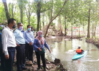 SHAMSUL Anuar (dua dari kanan) melawat lokasi tarikan ekopelancongan semasa Lawatan Kerja ke Aspiring Perlis Geopark di Geopark Bukit Jernih di sini hari ini.-UTUSAN/NAZLINA NADZARI