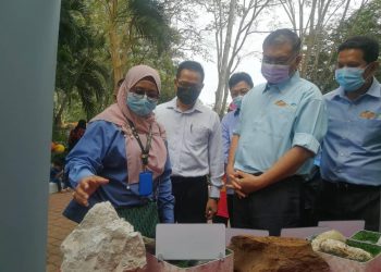 SHAMSUL Anuar (dua dari kanan) melihat penemuan geologi semasa Lawatan Kerja ke Aspiring Perlis Geopark di Geopark Bukit Jernih di sini hari ini.- UTUSAN/NAZLINA NADZARI