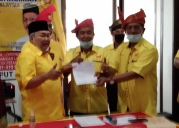 IBRAHIM Ali (kiri) menerima borang keahlian baharu Putra daripada Mustaffa Idrus pada majlis perjumpaan dengan pemimpin parti peringkat negeri di Sungai Petani.