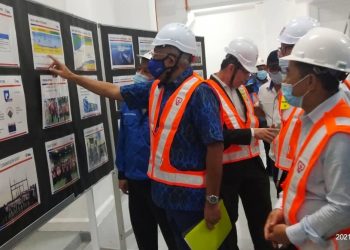 MAHDZIR Khalid (kiri) meninjau operasi Stesen Suis, Sambungtara Sub Marine Cable dasar laut ketika mengadakan lawatan kerja ke Stesen Pencawang Masuk Utama Dasar Laut Senibong di Permas Jaya, Johor Bahru, Johor. - UTUSAN/ BAAZLAN IBRAHIM