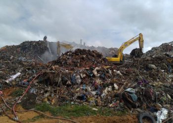 ANGGOTA bomba memadamkan kebakaran di tapak pelupusan sampah di Tanah Merah, Port Dickson yang berlaku sejak malam tadi.-IHSAN BOMBA