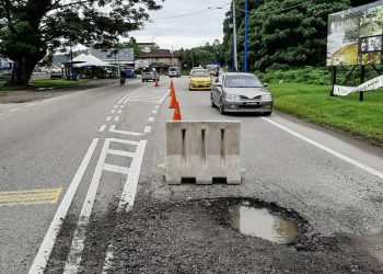 KEADAAN lubang jalan di Jalan Bentong-Raub berhampiran Dataran Tras yang menyebabkan sepasang suami isteri kemalangan pagi tadi.