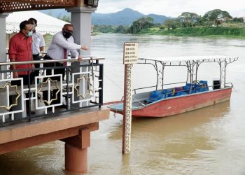 MOHD. Zolkafly Harun (kanan) menunjukkan paras air Sungai Perak di Dataran Lembah Kuala Kangsar hari ini. - UTUSAN/ZULFACHRI ZULKIFLI