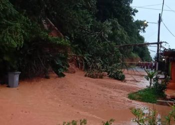 KEJADIAN tanah runtuh yang berlaku di Taman Bukit Kempas, di sini akibat saluran pair air pecah di Johor Bahru, Johor.