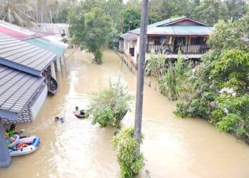 KEADAAN banjir yang belum surut sepenuhnya di Kampung Pak Hitam, Bakong, Pasir Mas hari ini.-UTUSAN/ZULHANIFA SIDEK