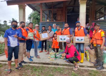 MSP dan MAYC Pahang menyampaikan sumbangan kepada mangsa terjejas banjir di Kampung Sekara dan Kampung Sembai di Seberang Chenor, Maran, Pahang.