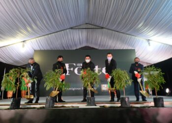 SULAIMAN Md. Ali (tiga dari kanan) menanam pokok sebagai acara simbolik majlis pecah tanah Ion Forte Green City di AKCC di Ayer Keroh, Melaka. Turut sama, Rahmad Mariman (empat dari kanan), Pengasas dan Pengarah Urusan Kumpulan NCT Group of Companies, Datuk Seri Yap Ngan Choy (dua dari kanan) dan Ketua Pegawai Eksekutif AKCC, Datuk Ir. Ahmad Zaini Mohd. Amin. -UTUSAN/ AMRAN MULUP.