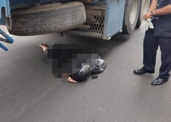 MANGSA digilis treler selepas terjatuh daripada motosikal yang ditunggangnya di Jalan Pokok Mangga, Melaka.