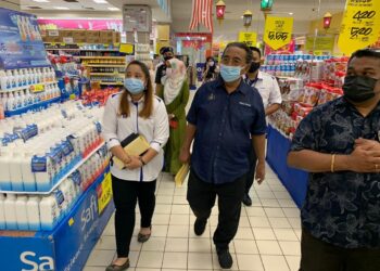 ISMAIL Othman (tengah) bersama-sama Norena Jaafar (kiri) meninjau keadaan Pasaraya Mydin MITC di Ayer Keroh, Melaka. -UTUSAN/DIYANATUL ATIQAH ZAKARYA