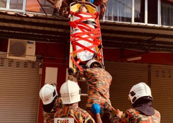 ANGGOTA bomba dan penyelamat membawa turun seorang wanita yang patah kaki kanan selepas terjatuh di atas bumbung aras satu dari tingkap kediamannya di tingkat tiga, Farlim Fortune Court, Ayer Itam, Pulau Pinang petang ini.