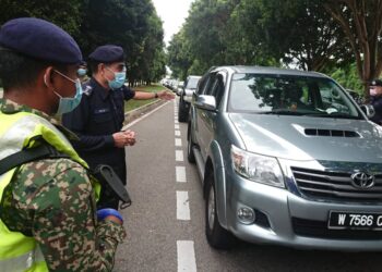 ABDUL Majid Mohd. Ali (dua kiri) memantau pelaksanaan SJR di Jalan Taman Sutera Wangi, Batu Berendam, Melaka. - UTUSAN/ DIYANATUL ATIQAH ZAKARYA