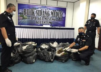 SIK Choon Foo menunjukkan plastik hitam berisi daun ketum yang dirampas di Ibu Pejabat Polis Daerah (IPD) Gua Musang, Kelantan, hari ini. Wartawan/Jurugambar: AIMUNI TUAN LAH