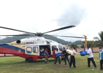 HELIKOPTER Unit Udara JBPM digunakan menghantar bantuan bakul makanan kepada 172 keluarga Orang Asli yang terperangkap di Pos Gob, Gua Musang, Kelantan hari ini.-UTUSAN/ AIMUNI TUAN LAH